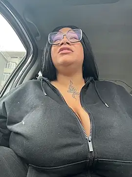 Snapshot of IamSashaLuv chatting on 12.18.25 IamSashaLuv online show from 12.18.25