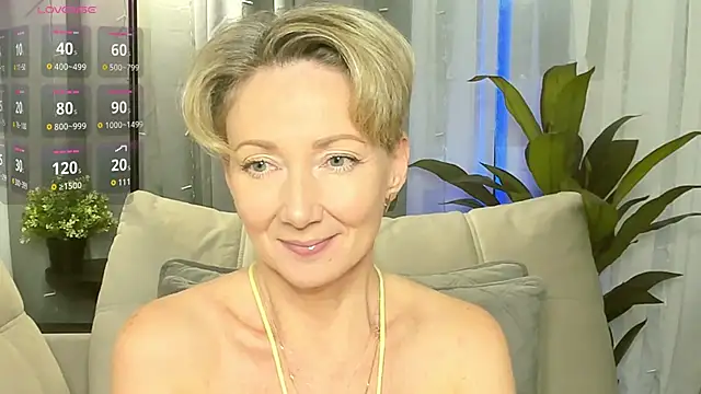 Snapshot of AkexandraFix chatting on 10.27.25 AkexandraFix online show from 10.27.25