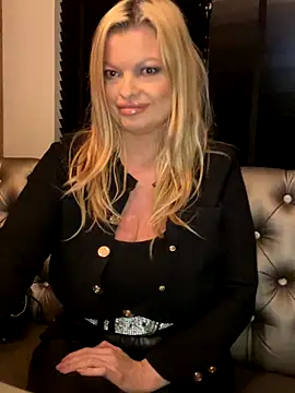 Snapshot of Lisavontease chatting on 10.05.25 Lisavontease online show from 10.05.25