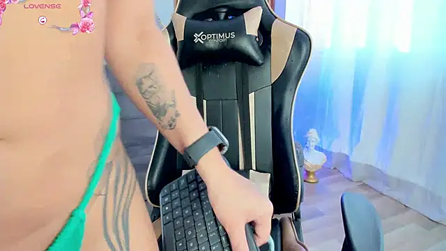 Snapshot of LaraBaker chatting on 01.15.25 LaraBaker online show from 01.15.25