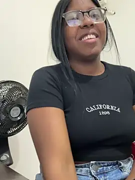 Snapshot of Layla_mayer chatting on 10.22.25 Layla mayer online show from 10.22.25