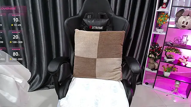 Yuki-yio online show from 10.17.25