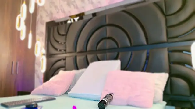 Snapshot of sarahgrey18 chatting on 09.25.25 sarahgrey18 online show from 09.25.25