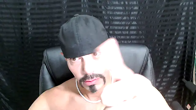 Snapshot of ThickD2C chatting on 01.04.25 ThickD2C online show from 01.04.25