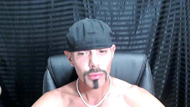 Snapshot of ThickD2C chatting on 02.23.25 ThickD2C online show from 02.23.25
