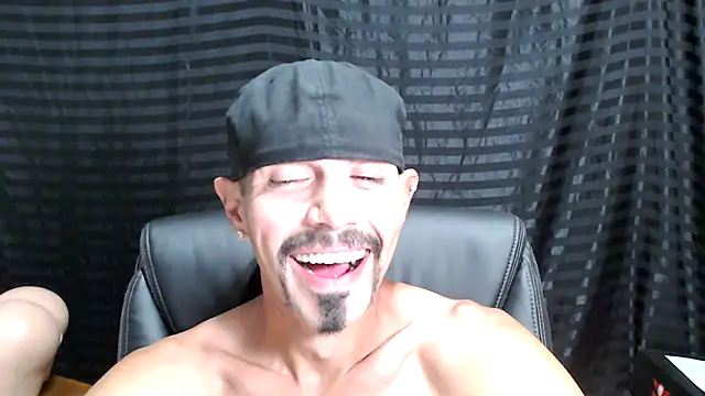 Snapshot of ThickD2C chatting on 03.01.25 ThickD2C online show from 03.01.25