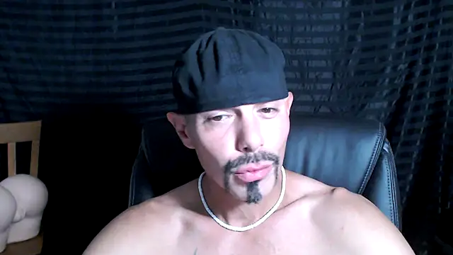 Snapshot of ThickD2C chatting on 03.07.25 ThickD2C online show from 03.07.25
