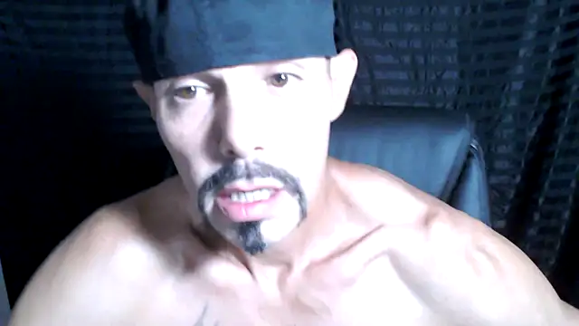 Snapshot of ThickD2C chatting on 03.22.25 ThickD2C online show from 03.22.25