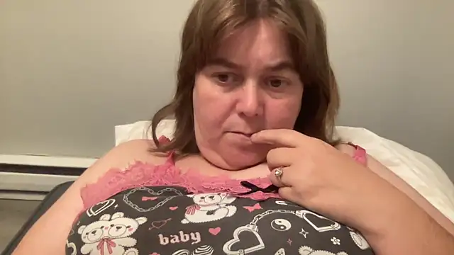 Snapshot of ParisNova chatting on 10.25.25 ParisNova online show from 10.25.25