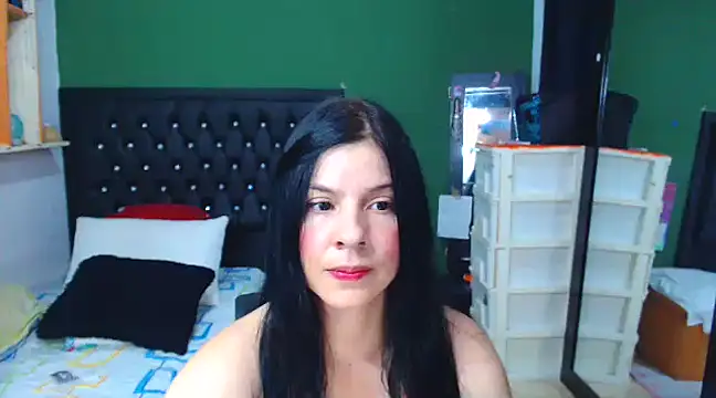 Estefani 32 online show from 12.20.24