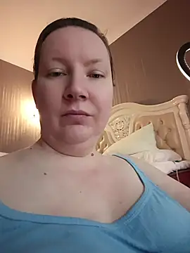 Snapshot of GoddessLara chatting on 07.14.26 GoddessLara online show from 07.14.26
