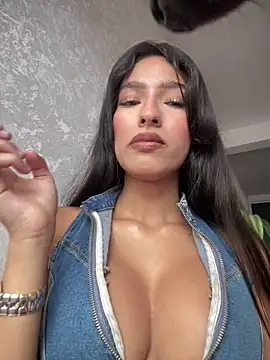 Snapshot of DulceLenns chatting on 10.01.25 DulceLenns online show from 10.01.25