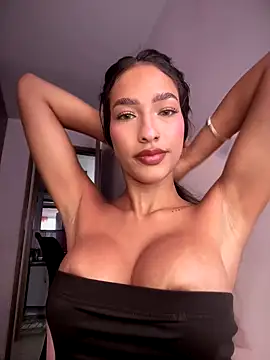 Snapshot of DulceLenns chatting on 11.04.25 DulceLenns online show from 11.04.25