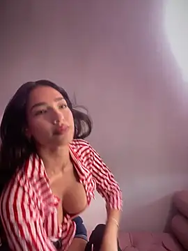 Snapshot of DulceLenns chatting on 11.08.25 DulceLenns online show from 11.08.25