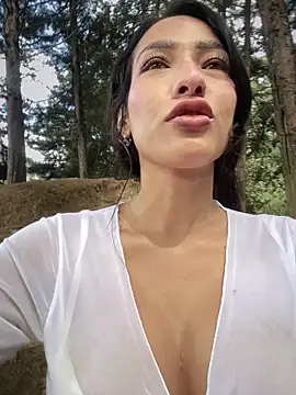 Snapshot of DulceLenns chatting on 11.09.25 DulceLenns online show from 11.09.25