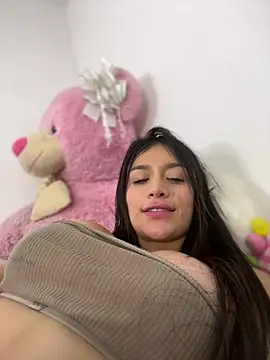 Snapshot of Emmily_19 chatting on 03.18.25 Emmily 19 online show from 03.18.25