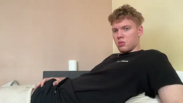 Snapshot of sexybooii6968 chatting on 10.21.25 sexybooii6968 online show from 10.21.25