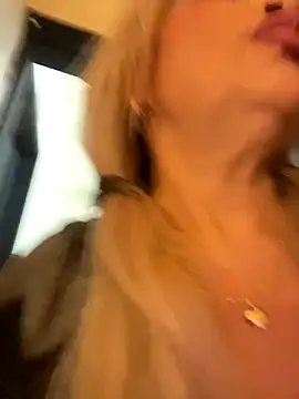 Snapshot of scarlett_sexx69 chatting on 09.25.25 scarlett sexx69 online show from 09.25.25