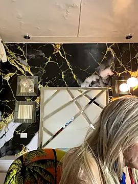 Snapshot of scarlett_sexx69 chatting on 10.10.25 scarlett sexx69 online show from 10.10.25