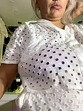 Snapshot of scarlett_sexx69 chatting on 10.22.25 scarlett sexx69 online show from 10.22.25