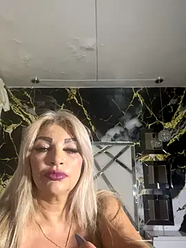 Snapshot of scarlett_sexx69 chatting on 10.23.25 scarlett sexx69 online show from 10.23.25