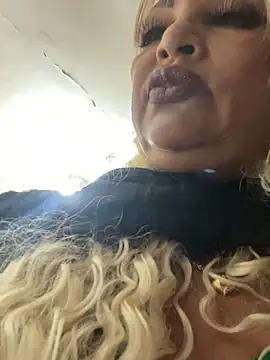 Snapshot of scarlett_sexx69 chatting on 11.03.25 scarlett sexx69 online show from 11.03.25