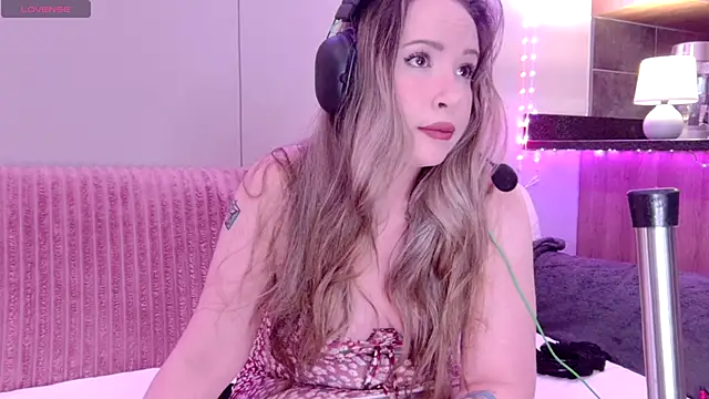 Snapshot of ScarletCarnal chatting on 10.25.25 ScarletCarnal online show from 10.25.25