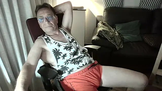Snapshot of HETEREOMAN chatting on 07.17.26 HETEREOMAN online show from 07.17.26
