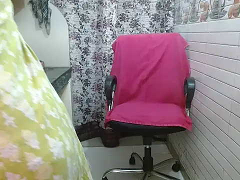 Snapshot of LovingPihu chatting on 10.24.25 LovingPihu online show from 10.24.25