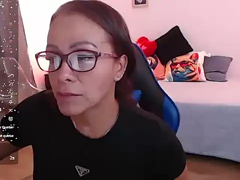 Snapshot of emmily_castro chatting on 09.15.25 emmily castro online show from 09.15.25