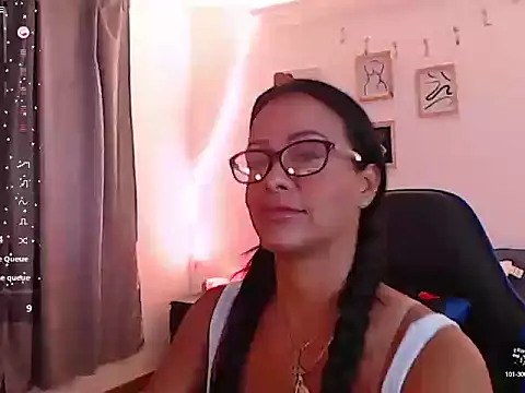 Snapshot of emmily_castro chatting on 10.06.25 emmily castro online show from 10.06.25