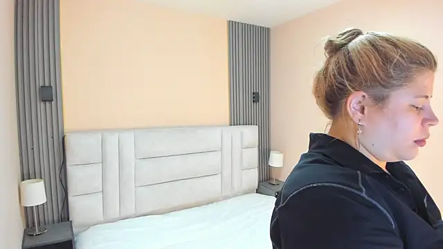 Snapshot of EYMI_TOMSOM chatting on 10.05.25 EYMI TOMSOM online show from 10.05.25