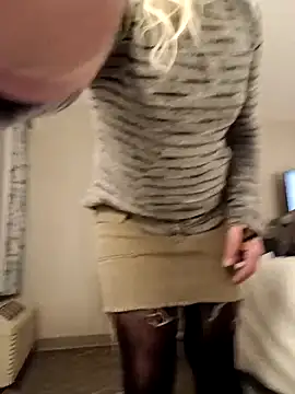 Snapshot of LittleblondeTS chatting on 11.07.25 LittleblondeTS online show from 11.07.25