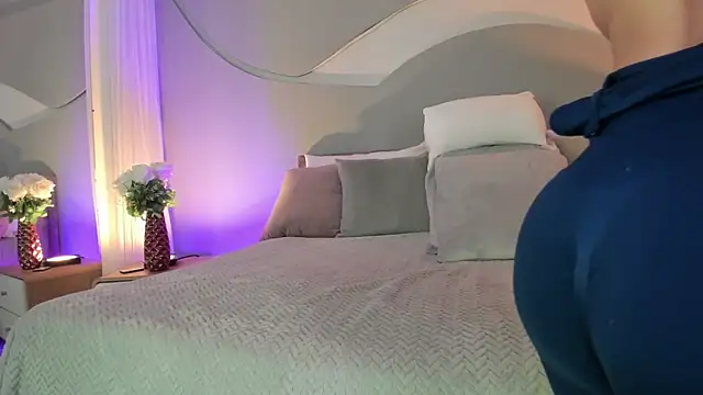 Nicolle W online show from 11.08.25