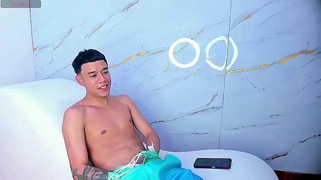 Snapshot of SecretsParty chatting on 11.01.25 SecretsParty online show from 11.01.25