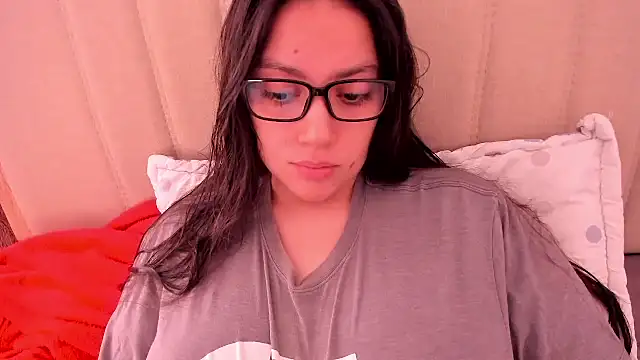 Snapshot of roniewester chatting on 05.15.26 roniewester online show from 05.15.26