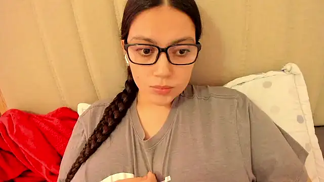 Snapshot of roniewester chatting on 05.17.26 roniewester online show from 05.17.26