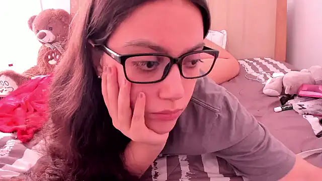 Snapshot of roniewester chatting on 05.18.26 roniewester online show from 05.18.26
