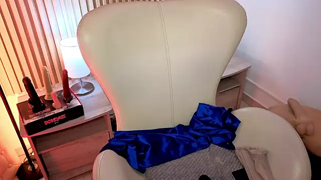 Snapshot of MarianL0ve chatting on 10.04.25 MarianL0ve online show from 10.04.25