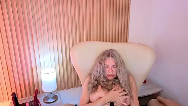 Snapshot of MarianL0ve chatting on 10.14.25 MarianL0ve online show from 10.14.25