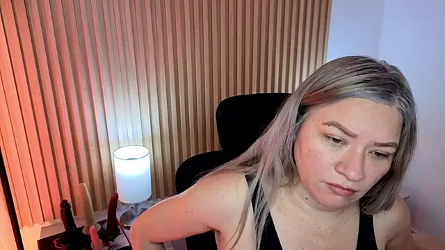 Snapshot of MarianL0ve chatting on 11.02.25 MarianL0ve online show from 11.02.25