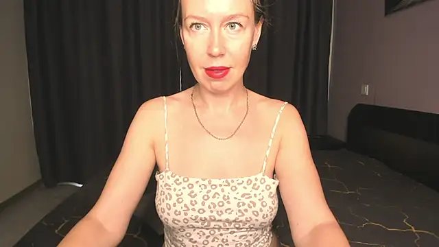 Snapshot of BrendaCain chatting on 05.27.26 BrendaCain online show from 05.27.26