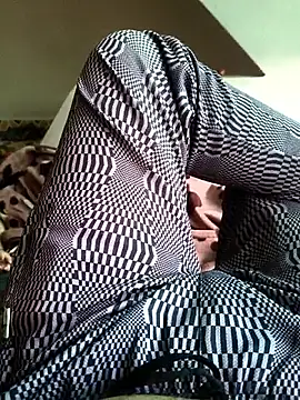 Snapshot of deshimund chatting on 10.18.25 deshimund online show from 10.18.25