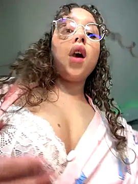 Snapshot of Shara_dreams chatting on 09.28.25 Shara dreams online show from 09.28.25