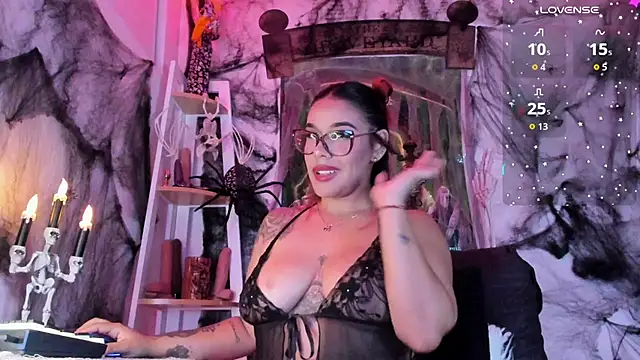 Snapshot of andrea_lopezz_ chatting on 10.21.25 andrea lopezz online show from 10.21.25