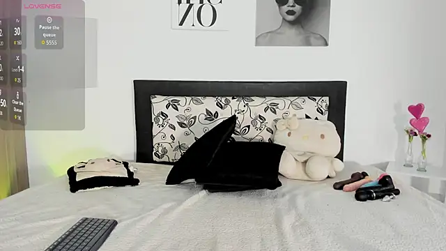 Snapshot of MiliMattel chatting on 10.31.25 MiliMattel online show from 10.31.25