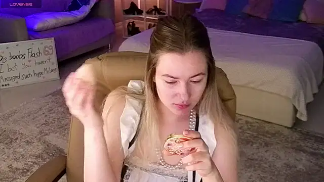 Snapshot of elinanortas chatting on 10.18.25 elinanortas online show from 10.18.25