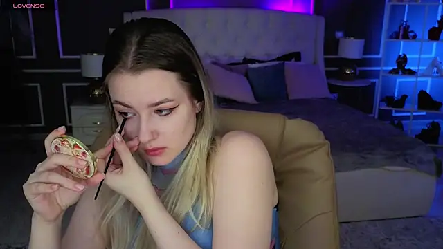 Snapshot of elinanortas chatting on 10.27.25 elinanortas online show from 10.27.25