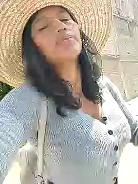 Snapshot of sexi_noemi chatting on 02.25.25 sexi noemi online show from 02.25.25