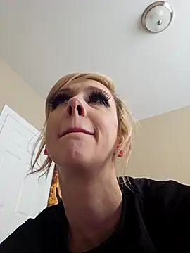 AmethystFoxx online show from 04.18.26